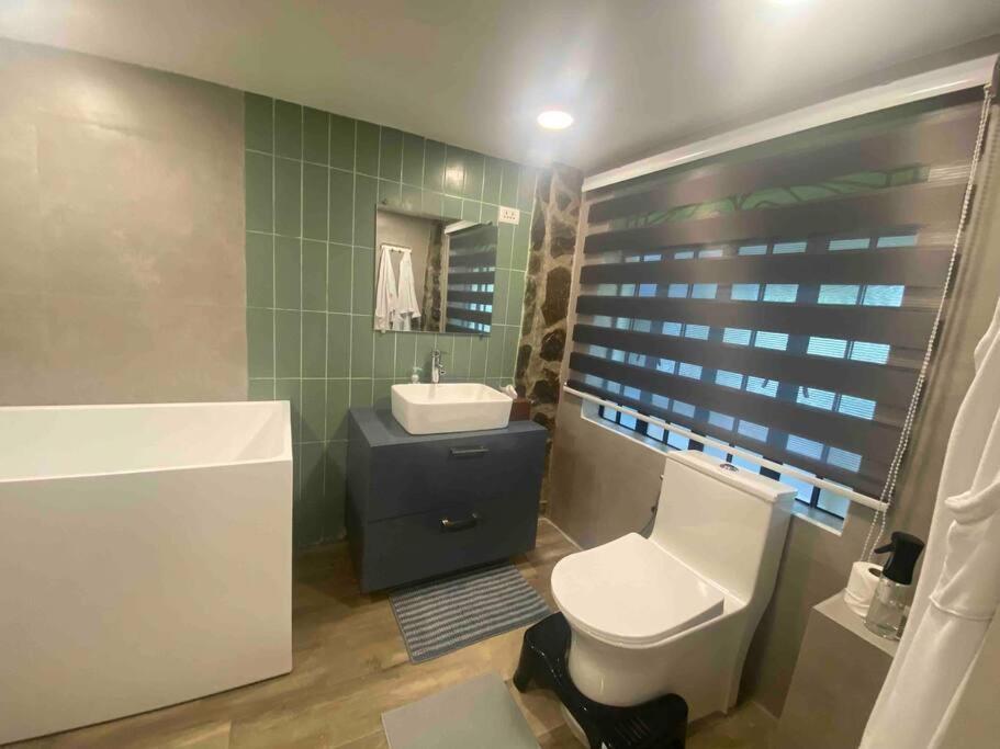 Cozy, Relaxing Suite With Private Bathtub & Kitchen Tagaytay City Buitenkant foto